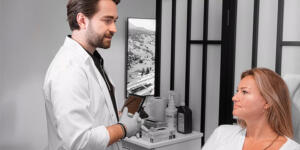 Pınar Altuğ Atacan’ın kaşlarına doğal dokunuş