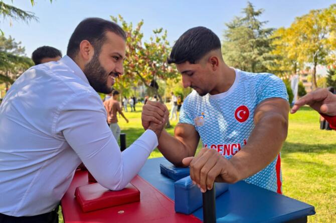 Eyyübiye’nin gururu Ercüment Bars: Küçük yaşta başladığı Bilek Güreşinde Türkiye dereceleri kazandı