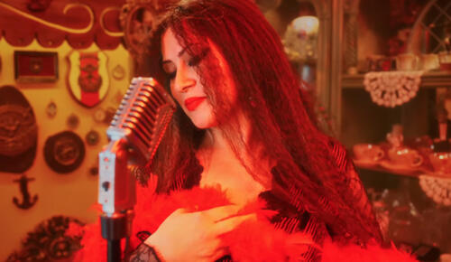 Çiğdem Turan’dan romantik esinti “Begonvil Çiçekleri”