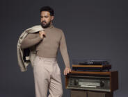 Münür Yıldız’dan nostaljiye saygılı, güçlü bir yorum “Sevmek Kim, Sen Kimsin”