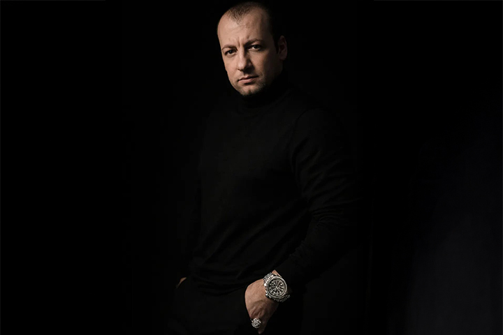 Oyuncu Doğan Alioğlu kariyerine yeni dijital platformu ve güçlü yetenekleriyle devam ediyor