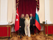 Sabit Akkaya’dan Sofya’da Zarif Bir Dokunuş: Özlem Süer Defilesine Backstage İmzası