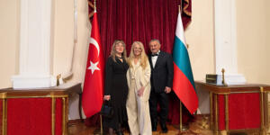 Sabit Akkaya’dan Sofya’da Zarif Bir Dokunuş: Özlem Süer Defilesine Backstage İmzası