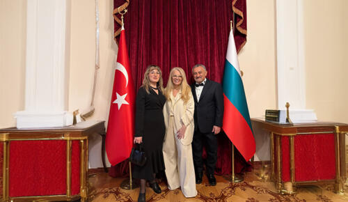 Sabit Akkaya’dan Sofya’da Zarif Bir Dokunuş: Özlem Süer Defilesine Backstage İmzası