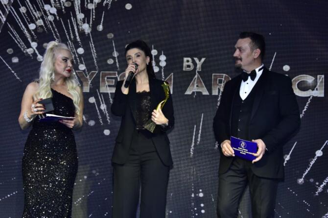 Ünlü sanatçı Esra Öztürk’e ödül