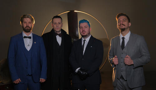 Türk Rock & Metal sahnesine iddialı bir giriş yapan Fake Majesty, ilk teklisi “Ease the Pain” ile dinleyicilerle buluştu.