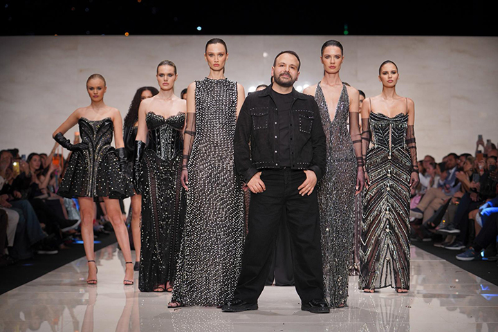 Murat Acar Defilesinde Mermer Podyumda Moda Resitali