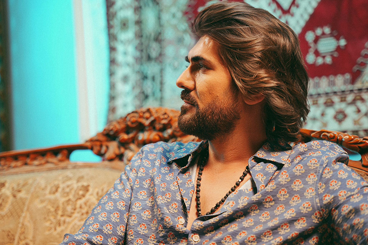 Ayaz’dan Kalplere Dokunan Yeni Şarkı “Hep Sen Varsın”